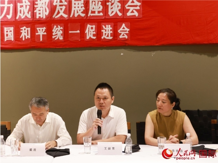 中國駐里約總領(lǐng)館副總領(lǐng)事王尉育（中）在座談會中致辭。人民網(wǎng)記者 陳海琪攝