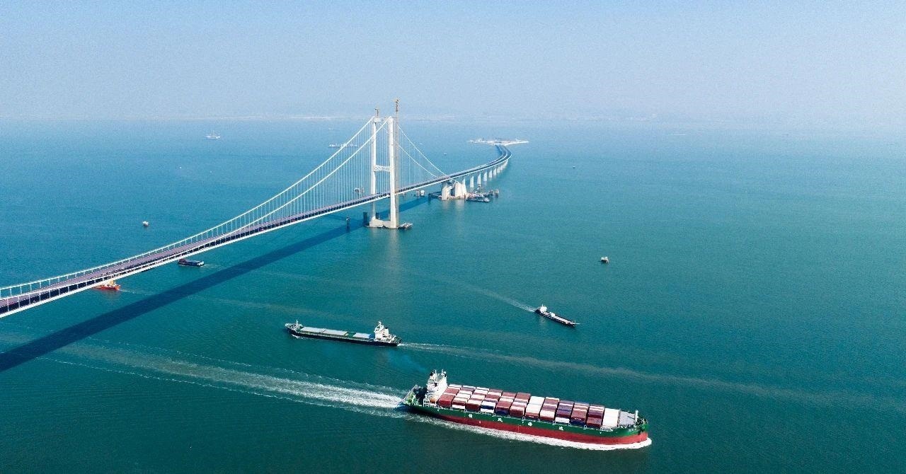 △2023年11月28日，國(guó)家重大工程深中通道海底沉管隧道貫通。