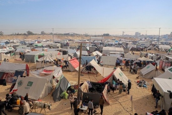  這是12月8日在加沙地帶南部城市拉法拍攝的臨時營地。新華社發(fā)（里澤克·阿卜杜勒賈瓦德攝）