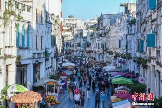 圖為?？隍T樓老街游客如織。 <a target='_blank' href='/' ><p align=