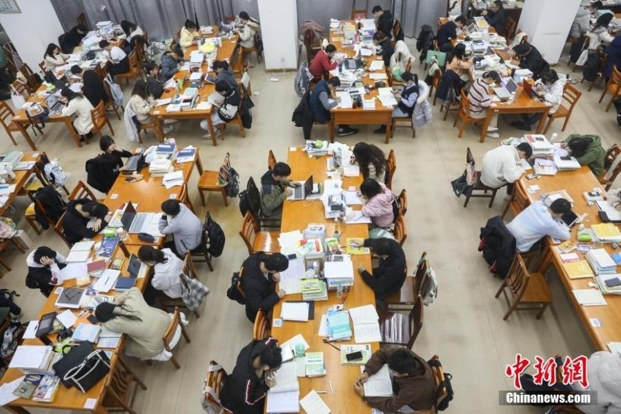 資料圖：眾多考研學(xué)生在南昌大學(xué)圖書館的自習(xí)室內(nèi)復(fù)習(xí)備考。劉力鑫 攝