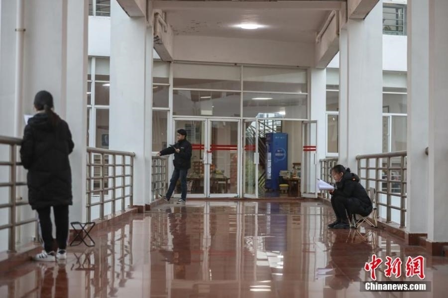 資料圖：幾位考研學(xué)生在南昌大學(xué)教學(xué)樓的天橋上復(fù)習(xí)備考。劉力鑫 攝