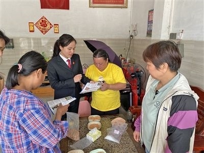  圖⑤：龍圩區(qū)法院法官到群眾家中開展法治宣傳。資料圖片