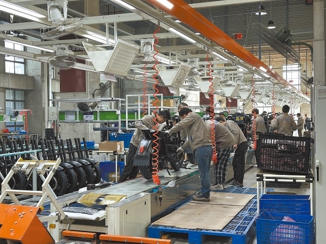  產(chǎn)業(yè)領(lǐng)跑 在長三角一體化發(fā)展格局下，新能源制造業(yè)通過產(chǎn)業(yè)集群協(xié)同發(fā)展，形成現(xiàn)代化產(chǎn)業(yè)體系。圖為位于江蘇常州市的比亞迪工廠內(nèi)，工作人員正在組裝銷往非洲國家的電動摩托車。 拉丁美洲通訊社古巴籍攝影記者 朗尼·洛佩茲（中文名羅帥）攝