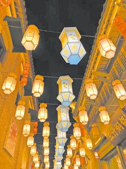  古城新韻 位于安徽安慶市安慶古城的倒扒獅歷史文化街區(qū)依江而建，在保留歷史建筑的同時，引入產(chǎn)業(yè)新業(yè)態(tài)，激發(fā)歷史文化街區(qū)活力，吸引了眾多游客前來游玩。 韓國籍視頻博主 金峻范攝