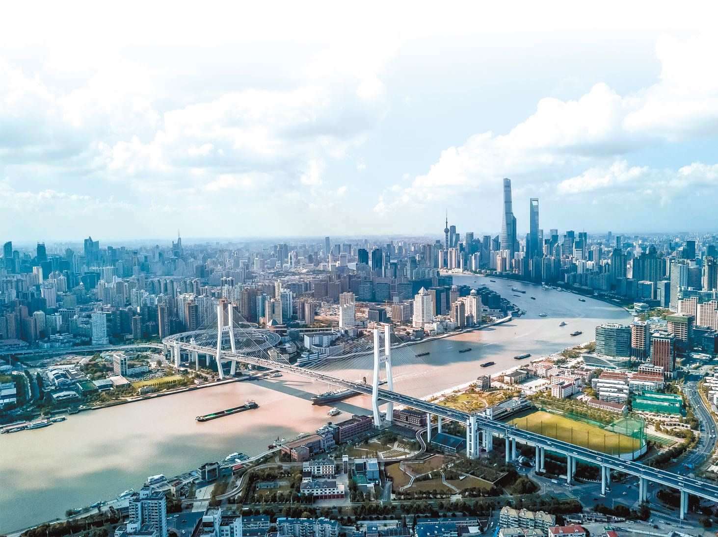  潮起東方 上海黃浦江兩岸高樓林立，風光無限。近年來，上海以開放創(chuàng)新之姿，謀劃推動高質(zhì)量發(fā)展，奮力開創(chuàng)長三角一體化新局面。 德國籍導演、建筑師、攝影師 馬克·西格蒙德攝 “起初，我被東方古國的悠久歷史文化吸引來到中國。在上海生活的10多年間，我見證了這座城市的發(fā)展歷程，也感受到它兼具傳統(tǒng)與現(xiàn)代的獨特魅力?！? /></p> <p style=