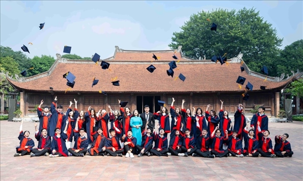 12月9日，越南首都河內(nèi)一所高中的學生在文廟內(nèi)合影留念。