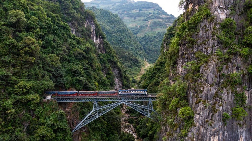 2023年6月20日，一列火車駛過人字橋。