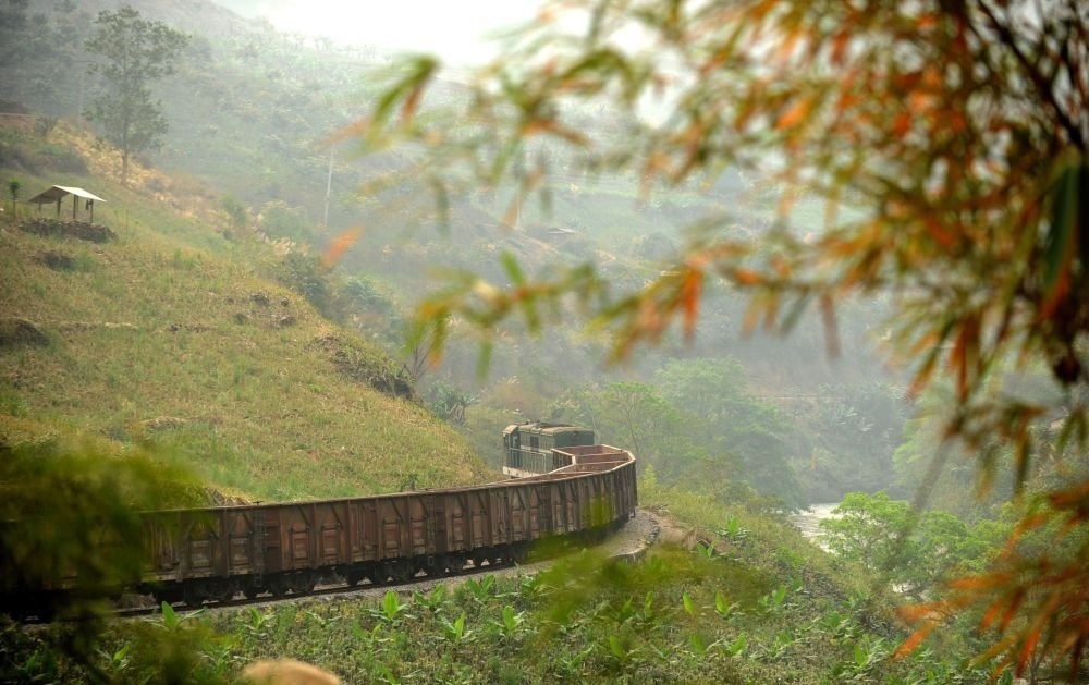 這是行駛在滇越鐵路云南省屏邊縣境內的貨運列車（2012年3月9日攝）。