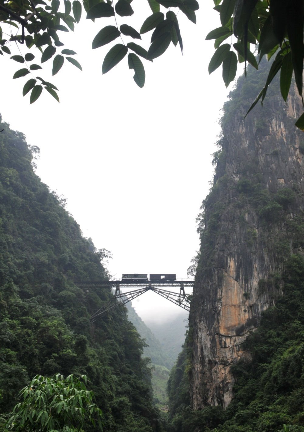 2009年6月1日，一列小火車從人字橋上通過。