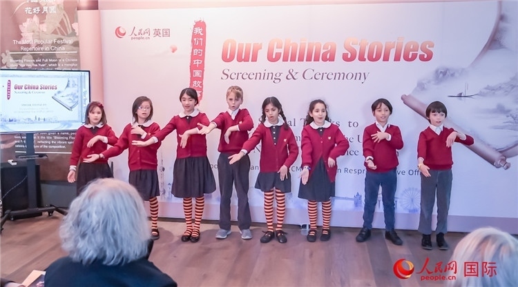 肯辛頓韋德預(yù)備學(xué)校小學(xué)生表演。人民網(wǎng) 郭錦標(biāo)攝