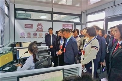  在昆明中院訴前調(diào)解工作室內(nèi)，代表們觀摩法官線上調(diào)解。