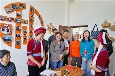  在大理法院喜洲法庭，代表們與“金花調(diào)解員”共同探討民族特色調(diào)解工作方法。