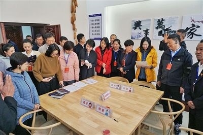  在劍川法院家事調(diào)解室內(nèi)，該院制作的《離婚證明書》引起了代表們的關(guān)注。