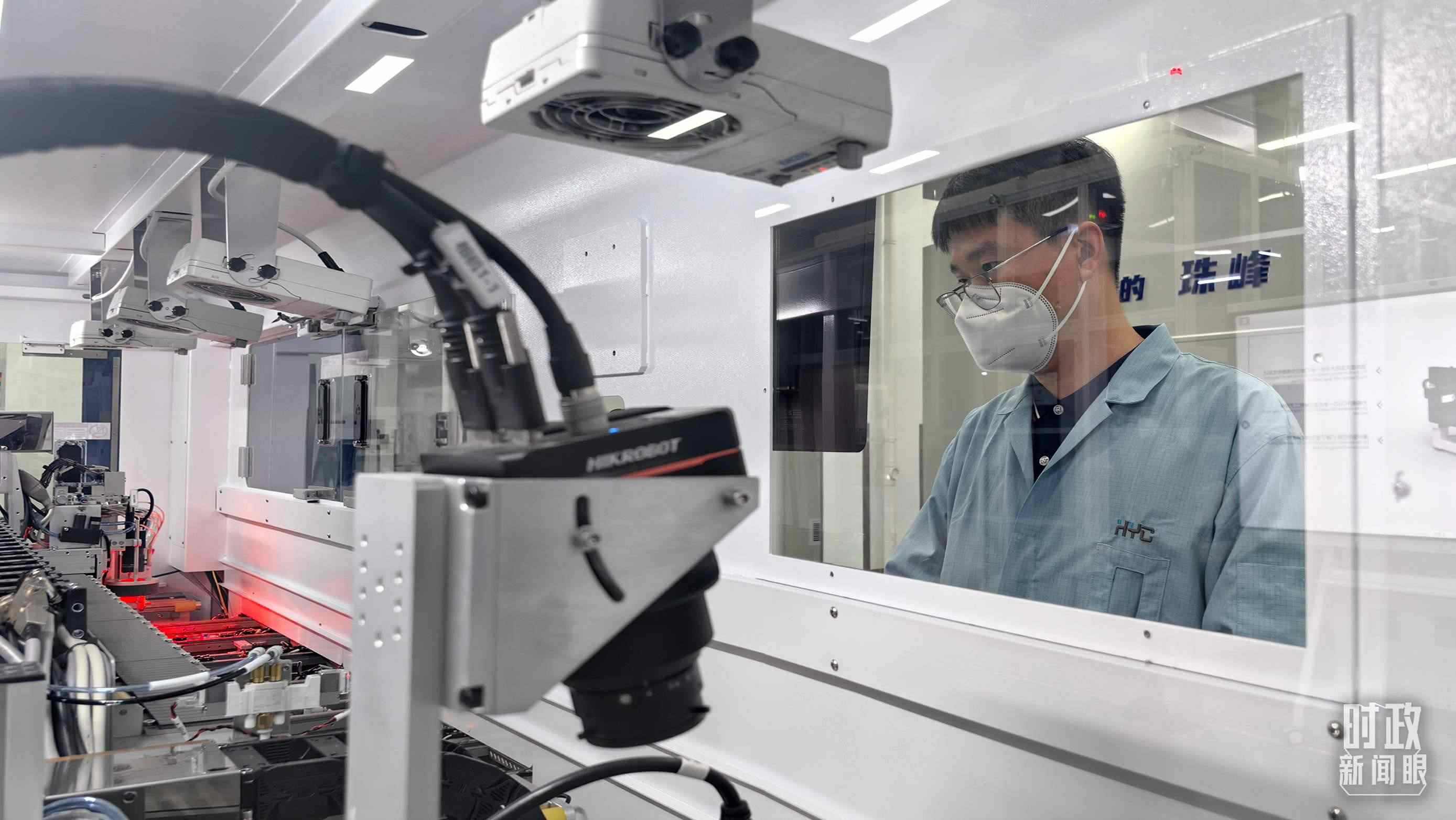 △蘇州華興源創(chuàng)科技股份有限公司員工正在研發(fā)車間內(nèi)進(jìn)行芯片測(cè)試。（總臺(tái)央廣記者潘毅拍攝）