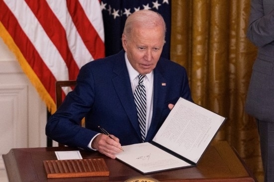 10月30日，美國總統(tǒng)拜登在華盛頓白宮簽署人工智能監(jiān)管行政令。新華社發(fā)（亞倫攝）