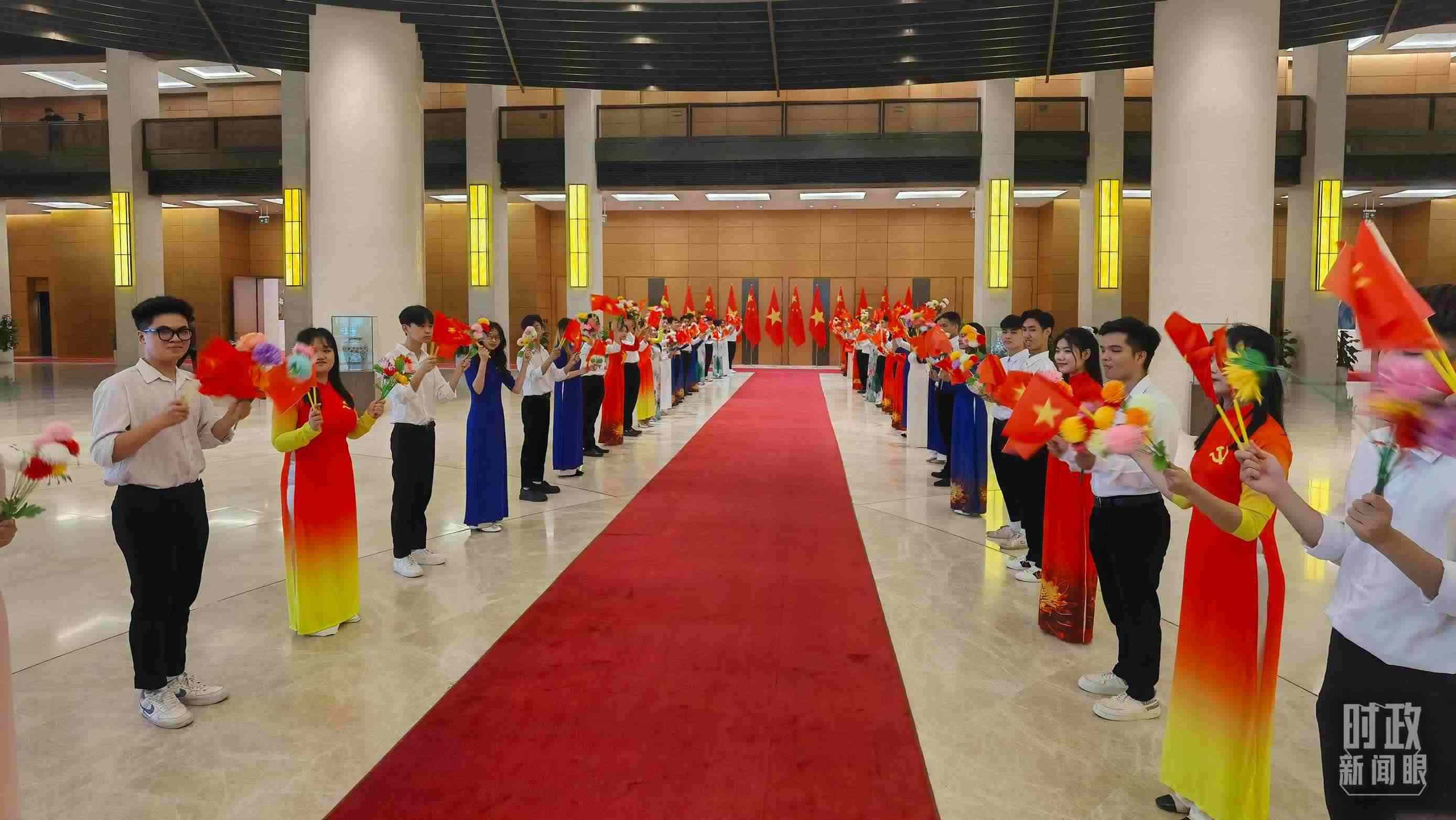 △夾道歡迎的當(dāng)?shù)厍嗄?。（總臺(tái)央視記者周志國(guó)拍攝）