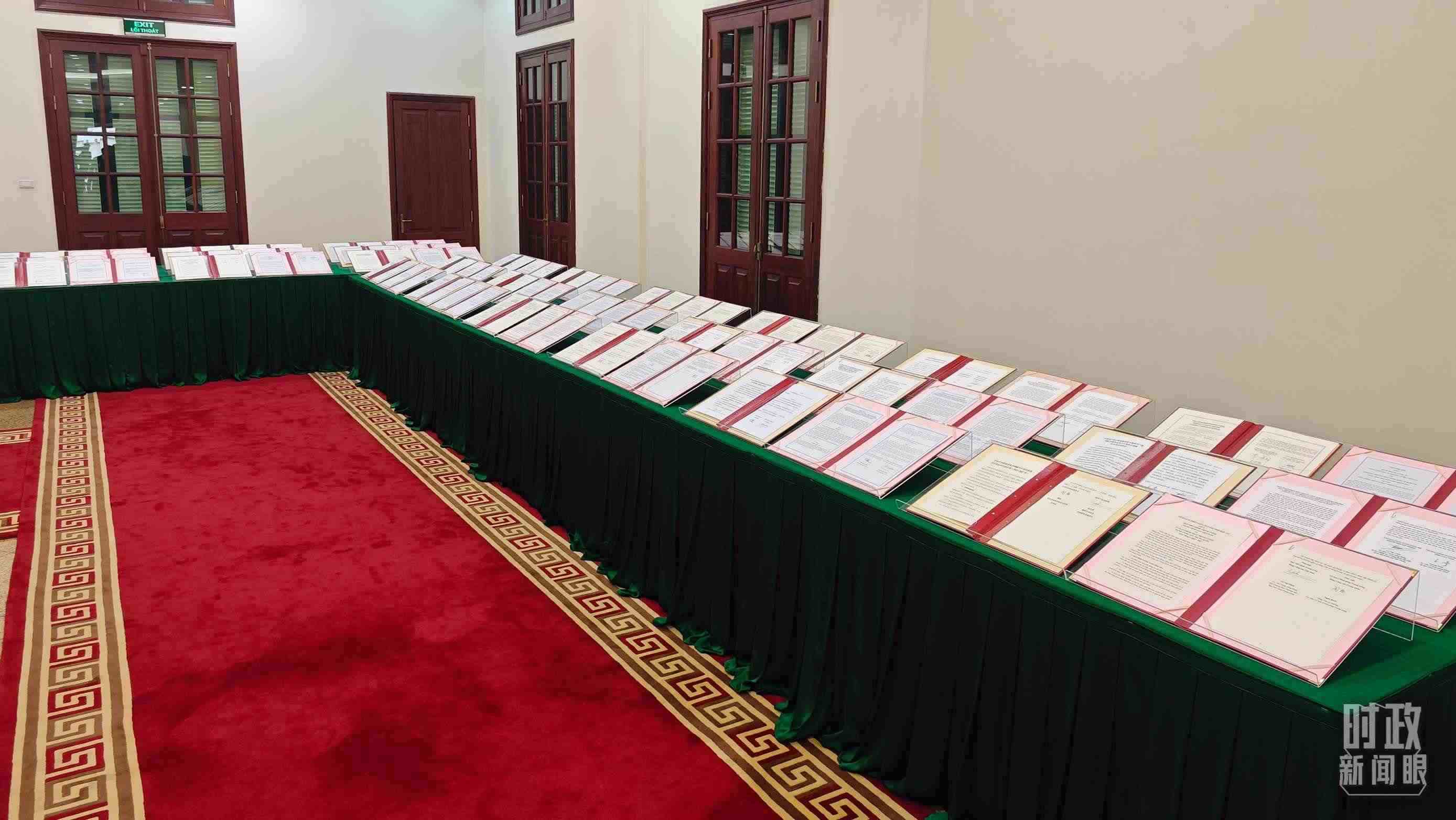 △會(huì)談后，兩黨總書(shū)記共同見(jiàn)證雙方簽署的雙邊合作文件展示，涵蓋共建“一帶一路”等30多個(gè)領(lǐng)域。（總臺(tái)央視記者耿小龍拍攝）