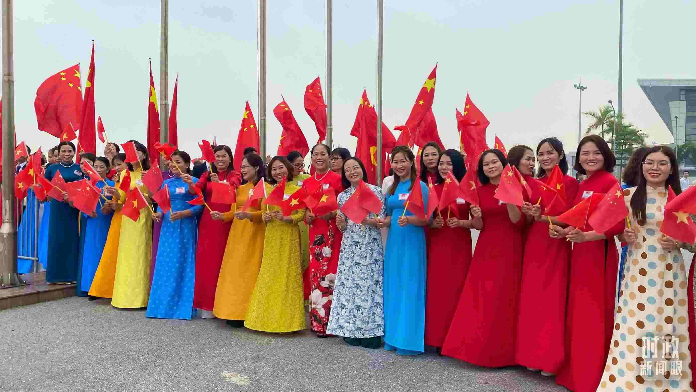△專機(jī)抵達(dá)前，400多名中越各界代表手持兩黨兩國(guó)旗幟翹首以盼。（總臺(tái)央視記者李增仁拍攝）