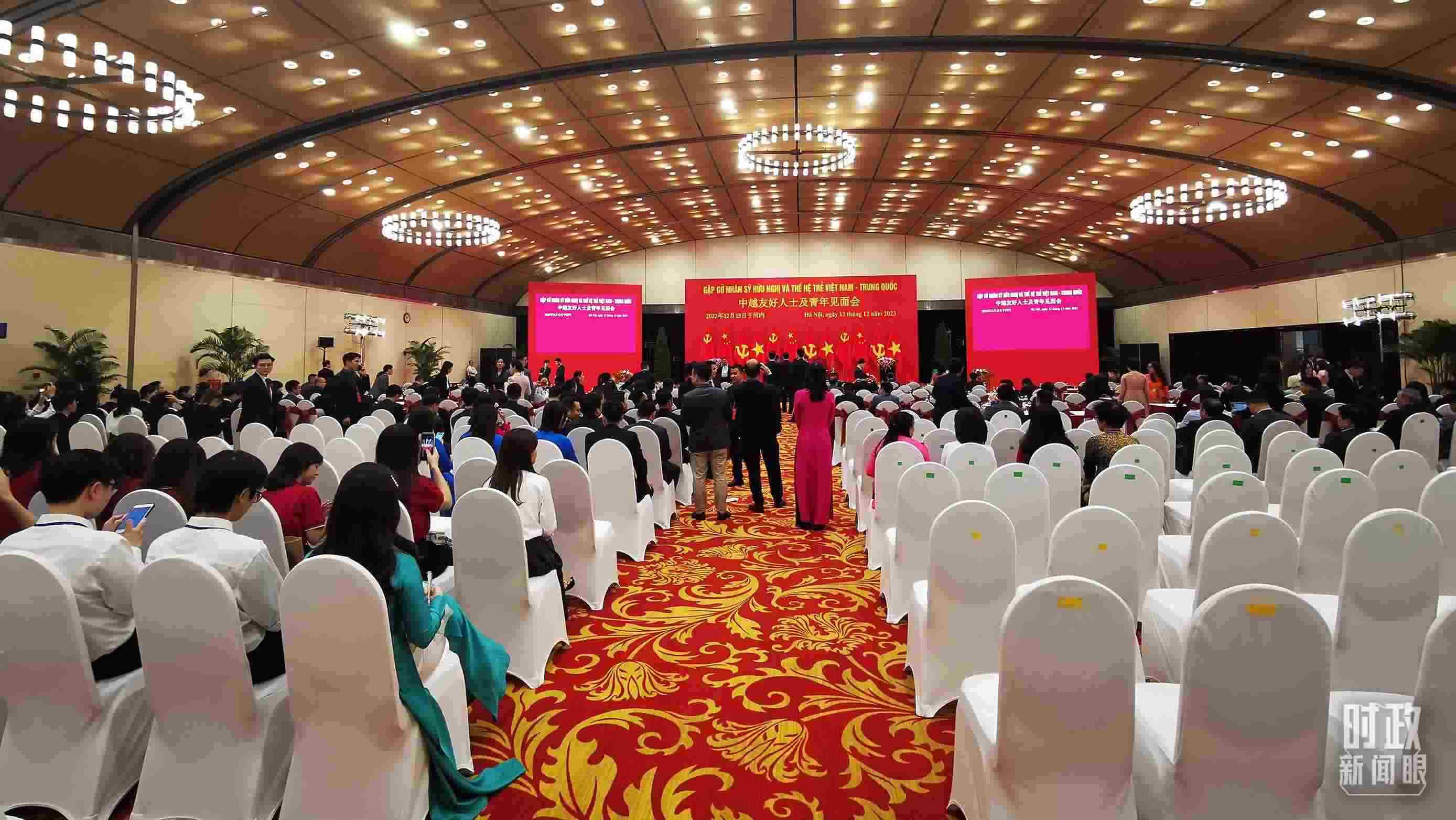 △習(xí)近平出席中越友好人士及青年見(jiàn)面會(huì)。這是見(jiàn)面會(huì)開(kāi)始前的場(chǎng)景。（總臺(tái)央視記者荊偉拍攝）