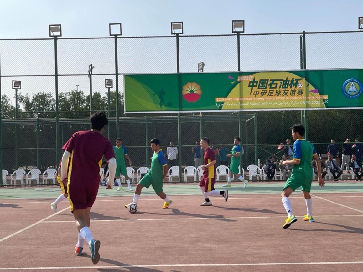 12月14日，中國石油（伊拉克）魯邁拉片區(qū)舉辦公共開放日和足球友誼賽。中國石油工程建設(shè)有限公司魯邁拉項目代表隊與巴士拉大學(xué)代表隊進行了比賽，巴士拉大學(xué)代表隊獲勝。文學(xué)軍攝