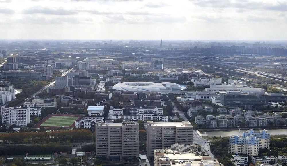 這是2023年11月25日在上海浦東新區(qū)張江科學(xué)城拍攝的形如鸚鵡螺的大科學(xué)裝置上海光源（中）（無人機照片）。新華社記者 方喆 攝