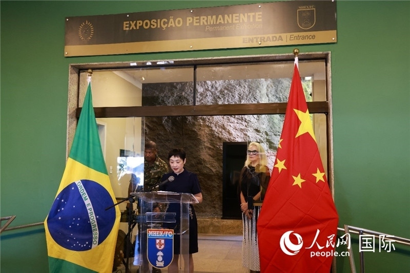 中國駐里約總領事田敏在攝影展開幕式上致辭。 人民網記者 陳海琪攝