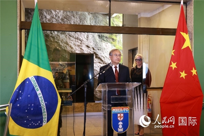 中國攝影家協(xié)會駐會副主席鄭更生在攝影展開幕式上致辭。 人民網記者 陳海琪攝