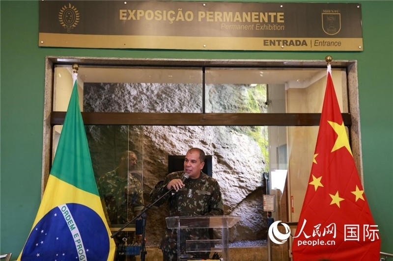 科帕卡瓦納要塞司令亞歷山大·羅伯托在攝影展開幕式上致辭。 人民網記者 陳海琪攝