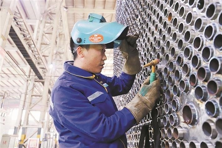 邵旭鵬在車(chē)間進(jìn)行電焊作業(yè)。受訪(fǎng)者供圖