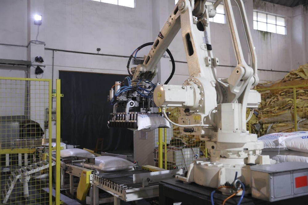 12月14日，在廣西來賓東糖鳳凰有限公司，機(jī)械臂在廠房碼放白砂糖成品。