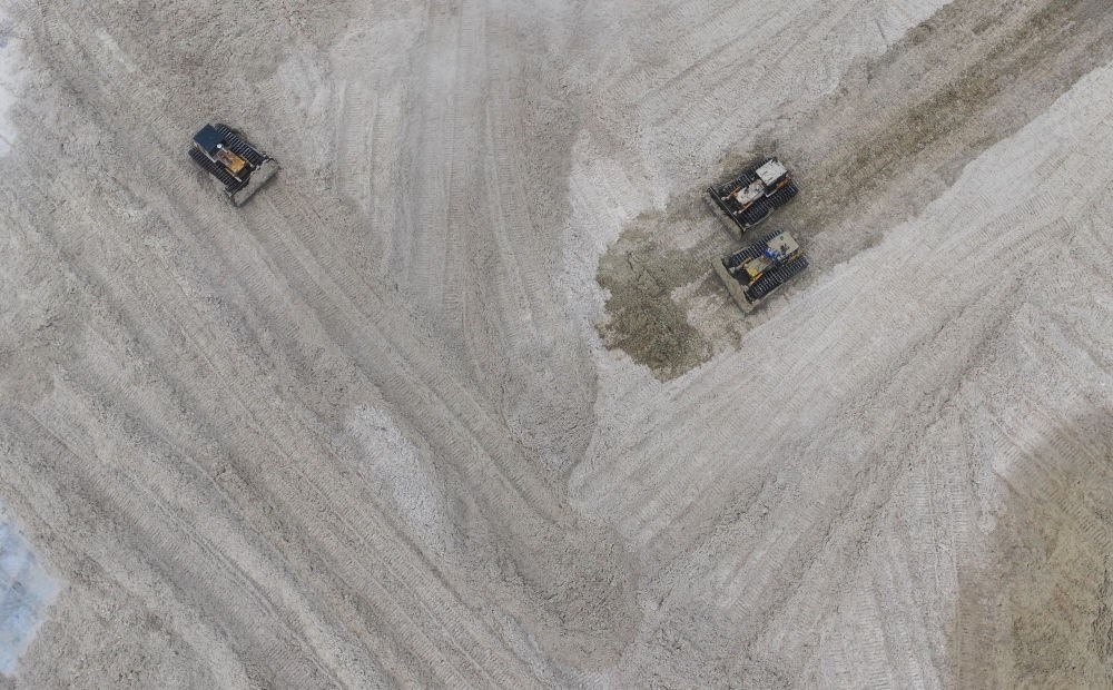 12月12日，在廣西湘桂華糖制糖集團(tuán)來賓紙業(yè)有限責(zé)任公司，工作人員在整理蔗渣（無人機(jī)照片）。