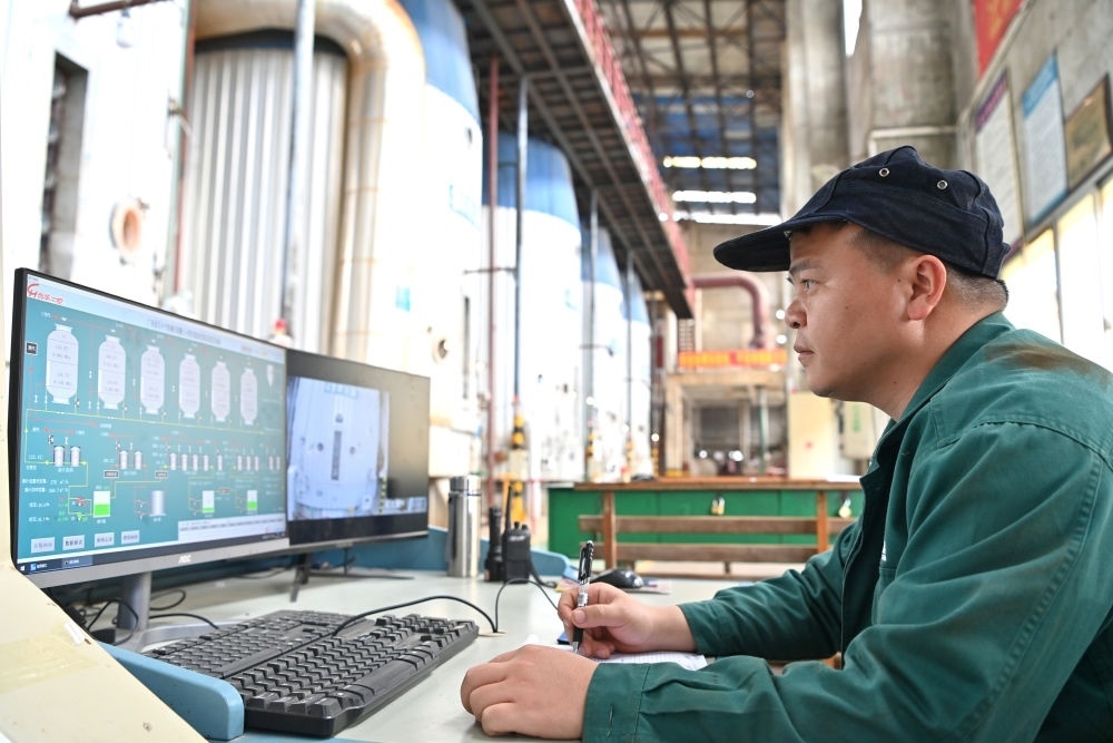 12月12日，工作人員在廣西來賓小平陽湘桂制糖有限公司監(jiān)控蒸發(fā)系統(tǒng)。