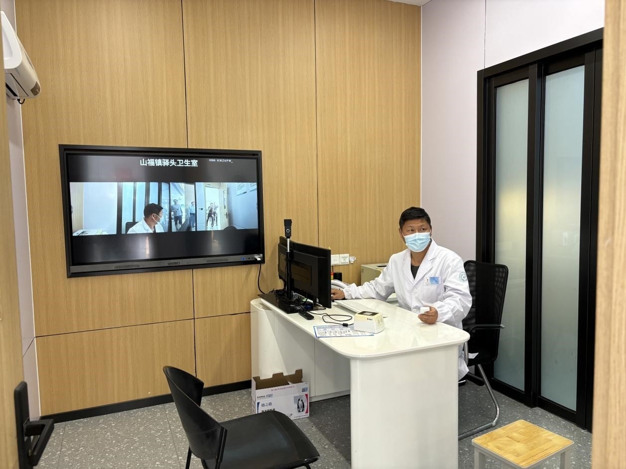 　　村里的值班醫(yī)生在線上連接三甲醫(yī)院的醫(yī)生對患者進行會診。