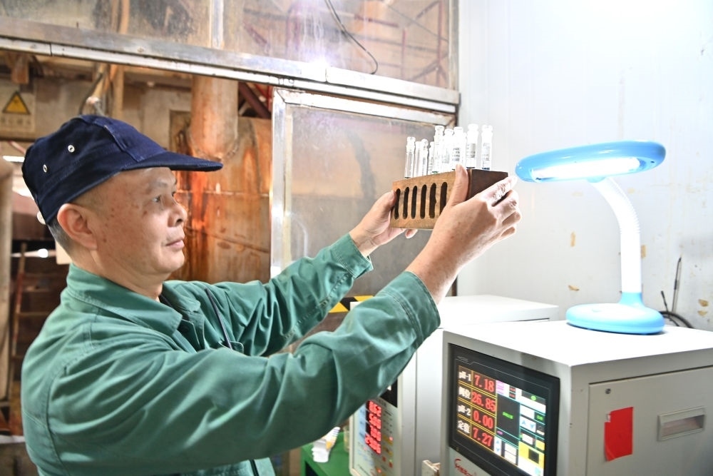 12月12日，廣西來賓小平陽湘桂制糖有限公司的工作人員在檢測糖漿樣品。