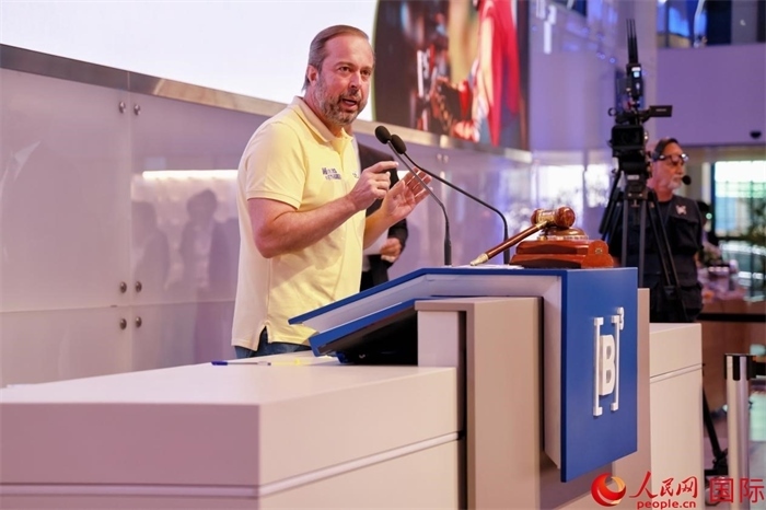 巴西礦產(chǎn)和能源部部長(zhǎng)亞歷山大·西爾維拉發(fā)表致辭。人民網(wǎng)記者 宋亦然攝