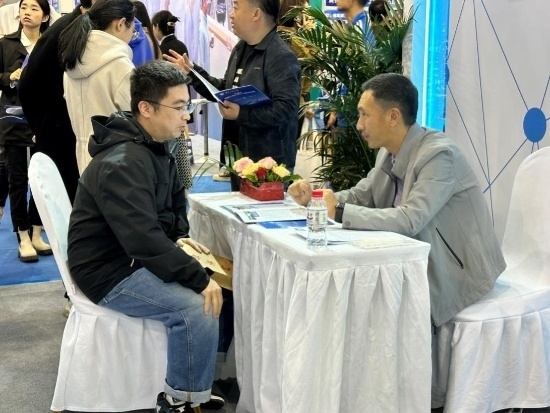 沈陽(yáng)招聘會(huì)現(xiàn)場(chǎng)。人民網(wǎng)記者 尹柏寒?dāng)z