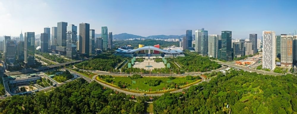 這是在廣東省深圳市拍攝的深圳市民中心和蓮花山公園一線（2020年10月2日攝，無人機照片）。新華社記者 梁旭 攝