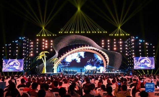 12月16日拍攝的第五屆海南島國(guó)際電影節(jié)開(kāi)幕式現(xiàn)場(chǎng)。
