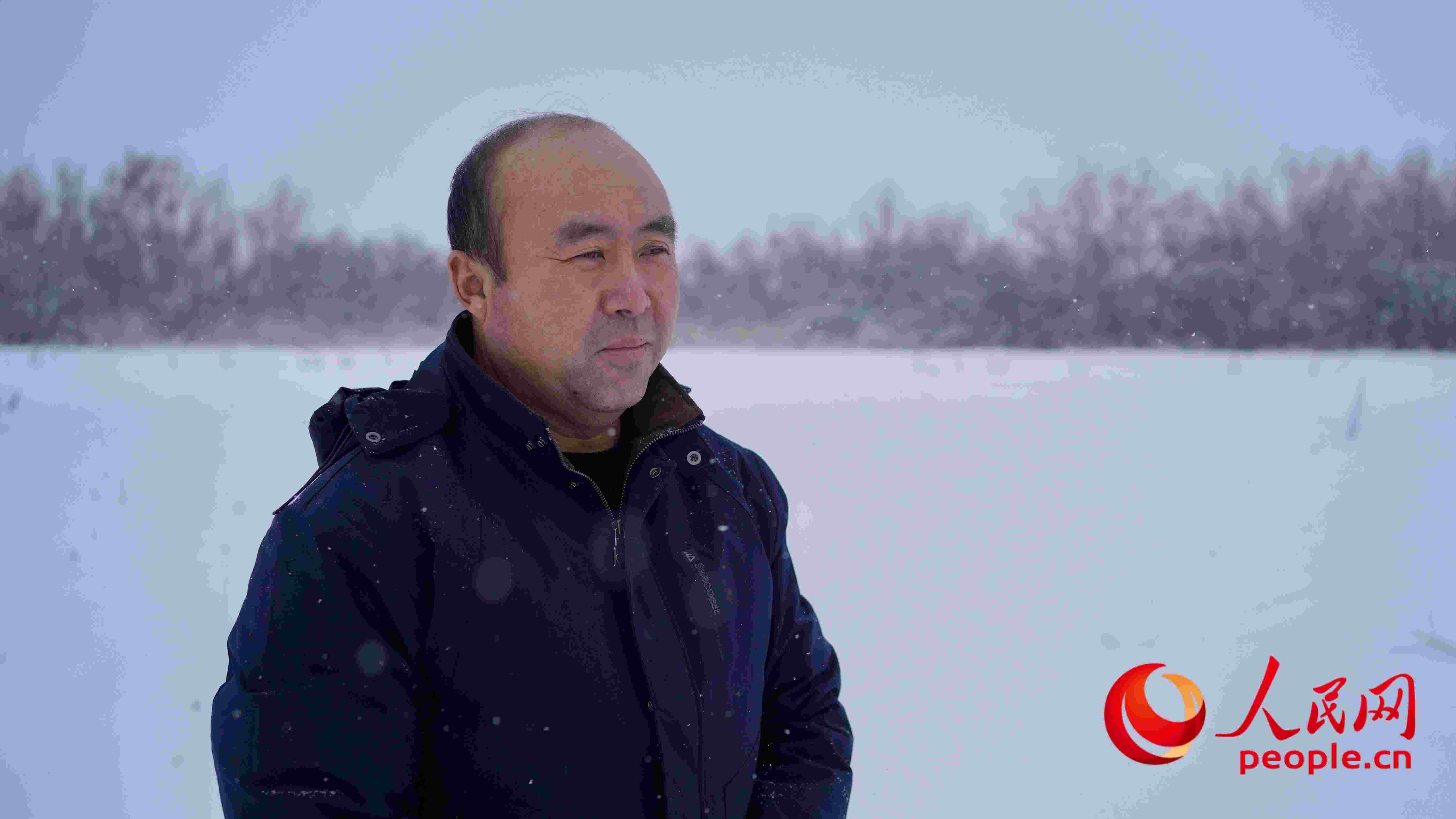 馬曉華回憶當年和父親一起種樹的情形，滿是懷念。人民網(wǎng) 周靜圓攝