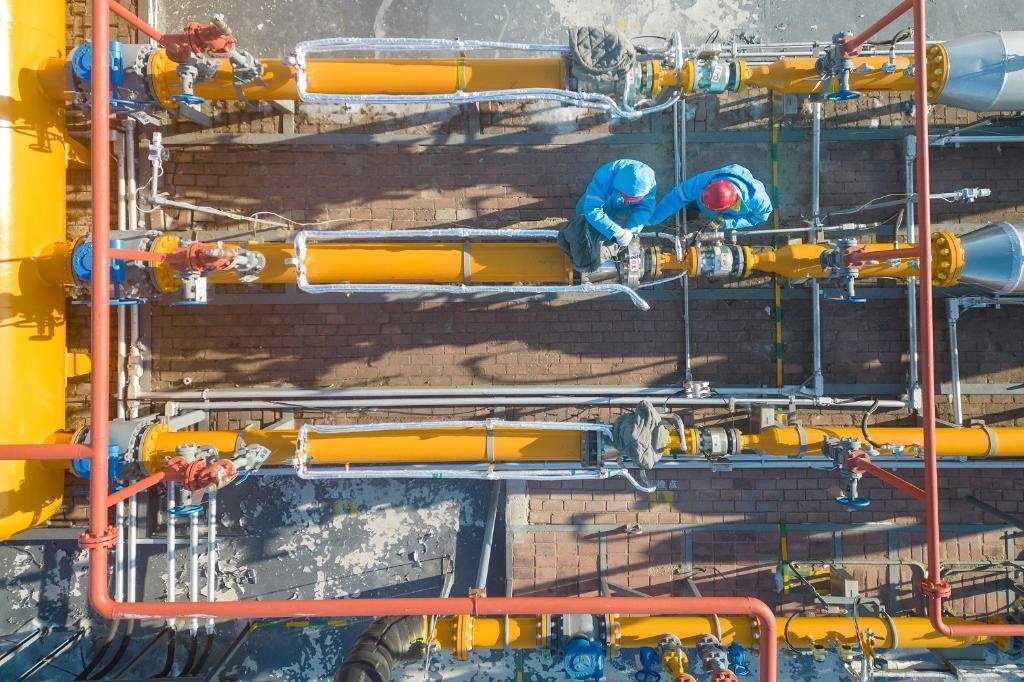 12月17日，黑龍江省哈爾濱市中慶燃氣有限責任公司成高子門站的工作人員在進行設(shè)備巡檢，保障燃氣供應（無人機照片）。 新華社記者 張濤 攝