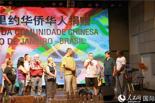 兒童殘障教育中心負(fù)責(zé)人胡里奧向捐贈(zèng)方表示感謝。人民網(wǎng)記者 陳海琪攝