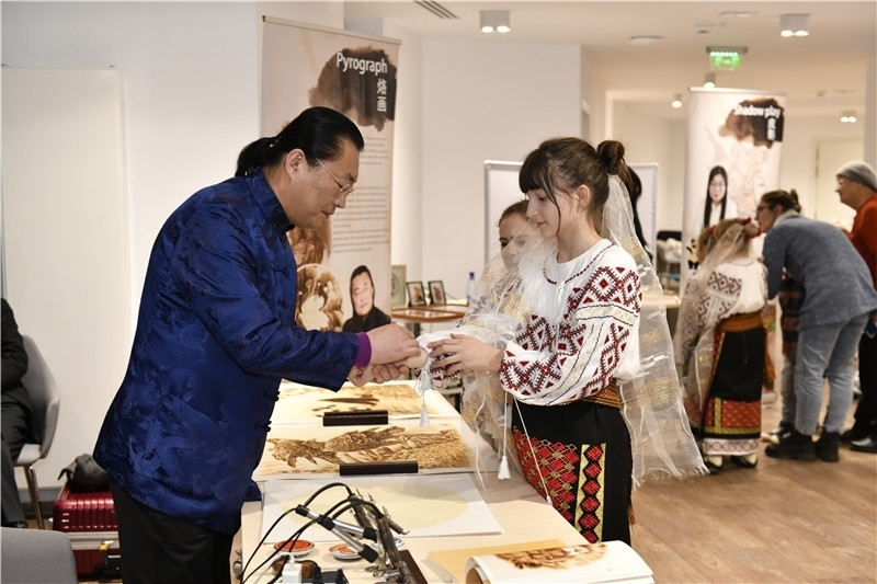 圖為羅馬尼亞小學(xué)生在現(xiàn)場(chǎng)體驗(yàn)烙畫。 布加勒斯特中國(guó)文化中心供圖