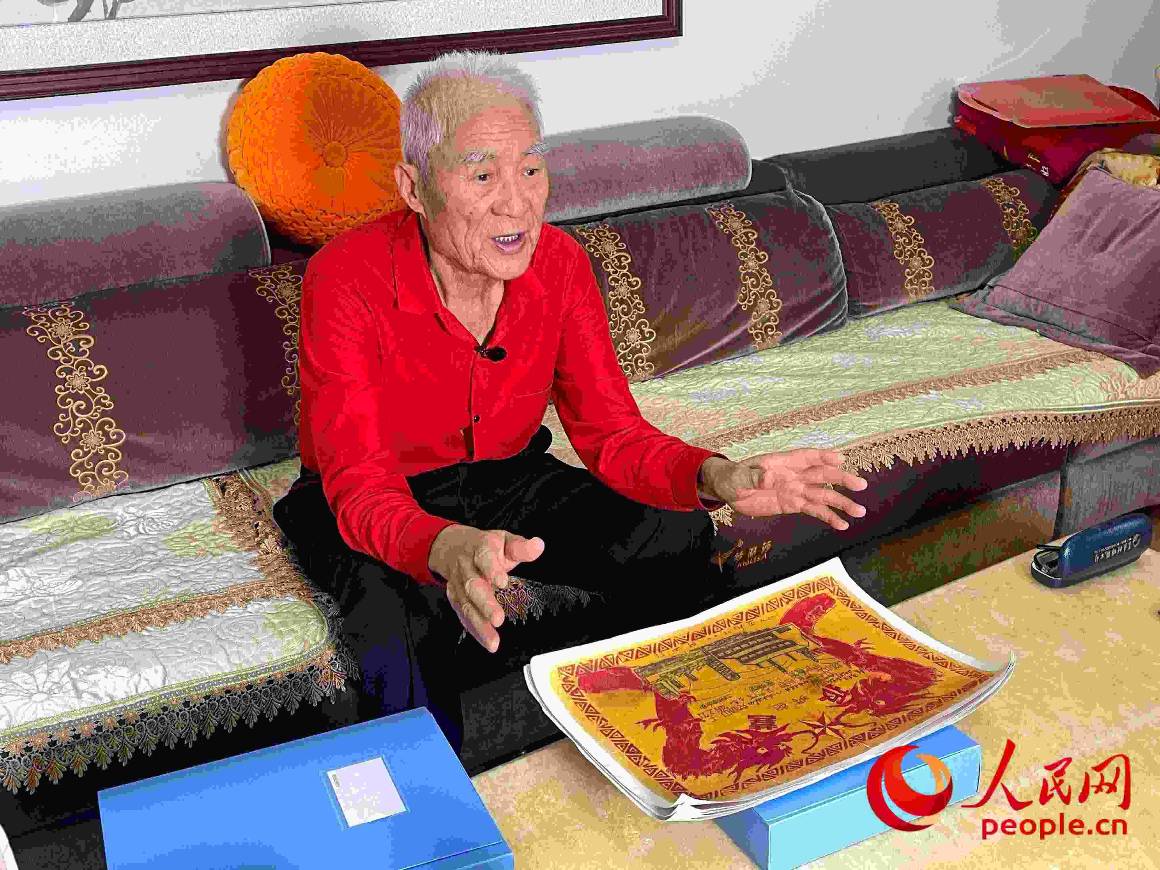 馬太生向采訪團(tuán)講述自己獲得獎狀的經(jīng)歷。人民網(wǎng) 周靜圓攝