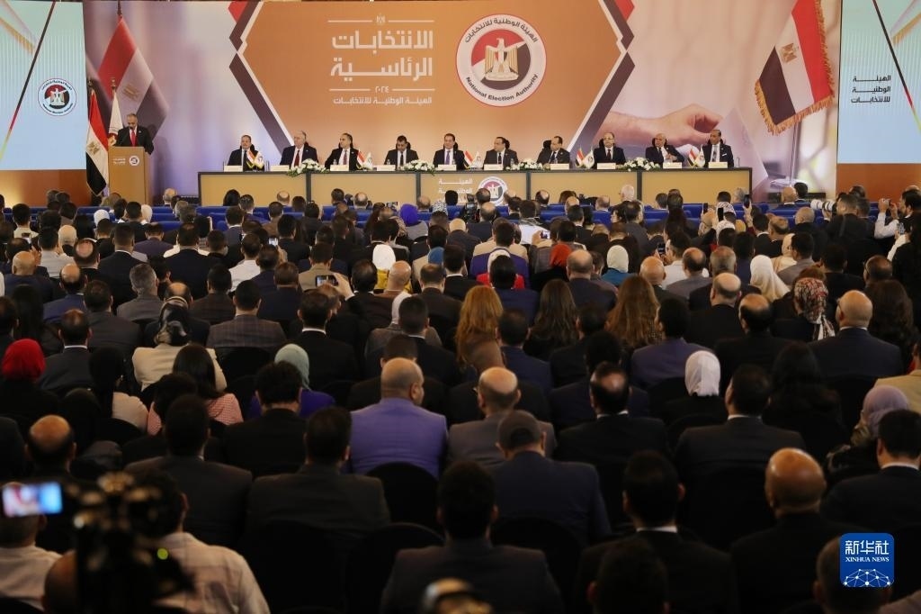 這是12月18日在埃及首都開(kāi)羅拍攝的埃及全國(guó)選舉委員會(huì)新聞發(fā)布會(huì)現(xiàn)場(chǎng)。新華社發(fā)（艾哈邁德·戈馬攝）