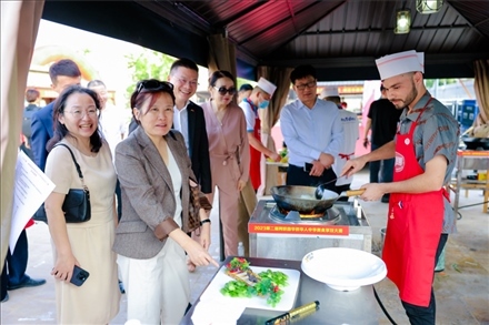 嘉賓現(xiàn)場(chǎng)觀摩。阿聯(lián)酋上?？偵虝?huì)暨同鄉(xiāng)會(huì)供圖