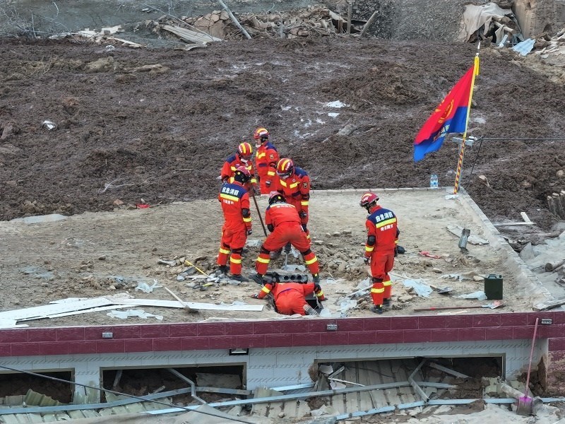 救援人員在現(xiàn)場(chǎng)。賀勇攝。