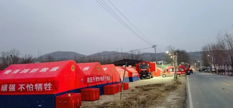 救災(zāi)隊(duì)員現(xiàn)場(chǎng)扎起了帳篷。王梅攝。