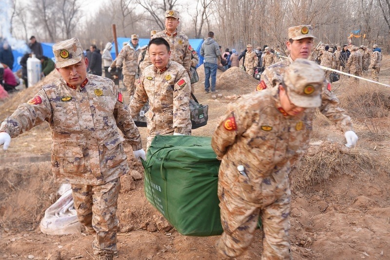 救援人員正在現(xiàn)場(chǎng)緊急搬運(yùn)物資。賀勇攝。