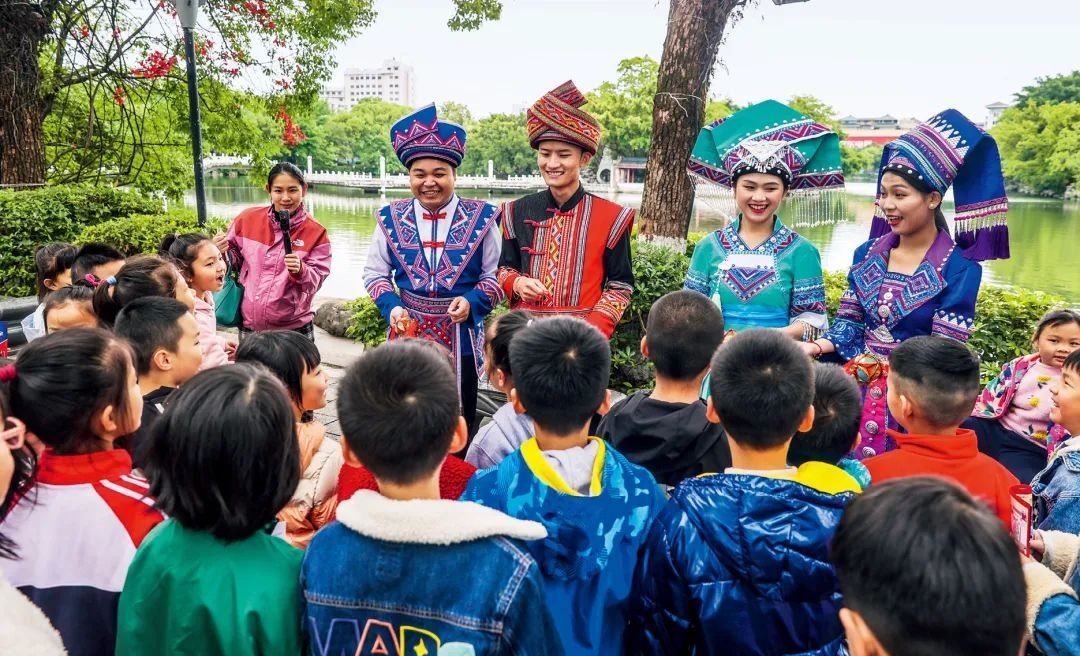 2023年4月25日，廣西桂林，“網(wǎng)絡(luò)法治宣傳一條街”在榕湖景區(qū)古南門“開街”，身穿民族服裝的工作人員演唱山歌向青少年普及網(wǎng)絡(luò)法治知識。